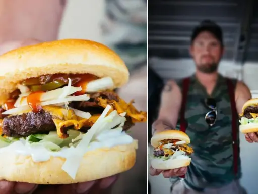 En närbild på en saftig hamburgare med ost, sallad och dressing. Till höger håller en man upp två hamburgare, perfekt för ett hamburgare recept.