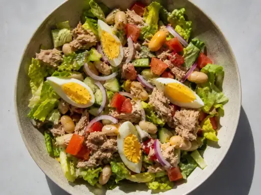 En härlig tonfisk sallad med ägg, bönor, tomat och gurka. Perfekt för en lätt lunch.