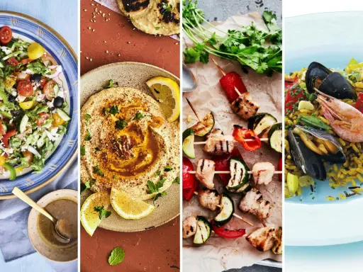 Fyra bilder som visar olika medelhavskost recept: grekisk sallad, hummus, kycklingspett och paella med skaldjur.