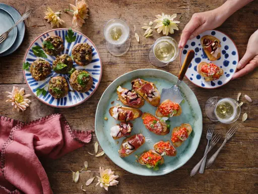 En härlig dukning med olika tapas recept. Bruschetta med tomat, prosciutto och nötter, samt fyllda champinjoner. Perfekt för en festlig stund.