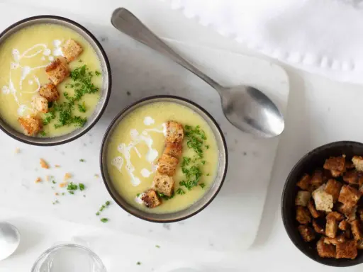 Krämig soppa med krutonger och persilja, perfekt för ett snabbt soppa recept.