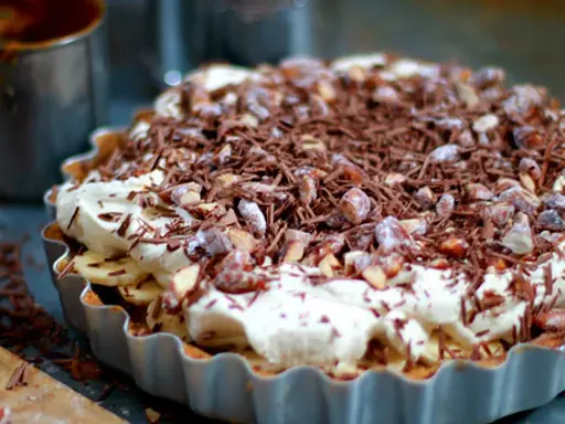 En härlig banoffee paj med fluffig grädde, banan och chokladströssel. Perfekt för fikat!