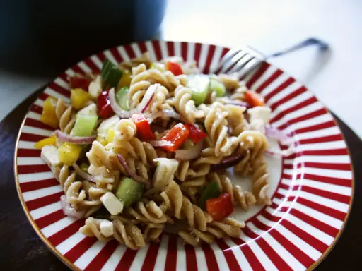 En härlig pasta sallad med rotfrukter, fetaost och en lätt dressing. Perfekt för en snabb lunch eller middag.