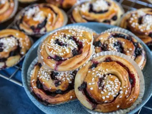 Fredriks fika: saftiga kanelbullar med blåbär, perfekta för en mysig stund.