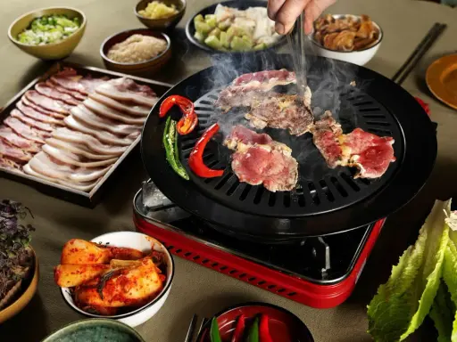Koreansk BBQ med saftigt kött som grillas, serveras med kimchi, vitlök och en hemlagad koreansk bbq sås recept.