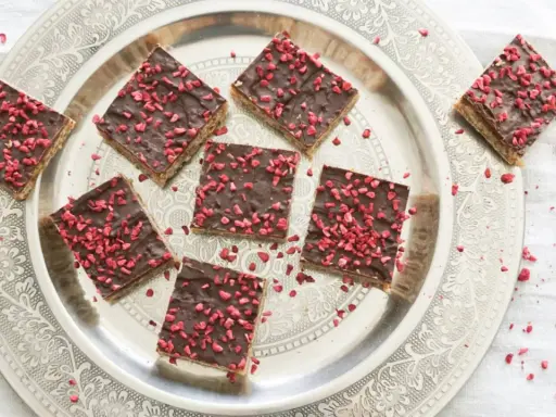 Havrerutor med choklad och torkade hallon på ett vackert silverfat. En perfekt fika!