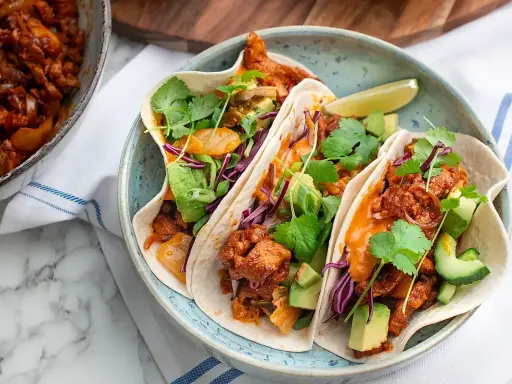 Tre läckra tacos med kryddig fyllning, avokado, koriander och rödkål. Ett perfekt tacos recept för en festmåltid!