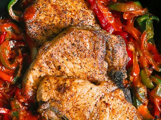 Saftiga kotletter i ugn med paprika och lök. En härlig middag som doftar gott!