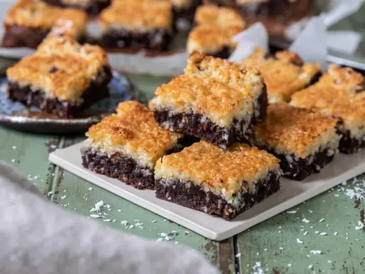 Fredriks fika: saftig toscakaka i långpanna med chokladbotten och kokostosca. Perfekt för fikastunden!