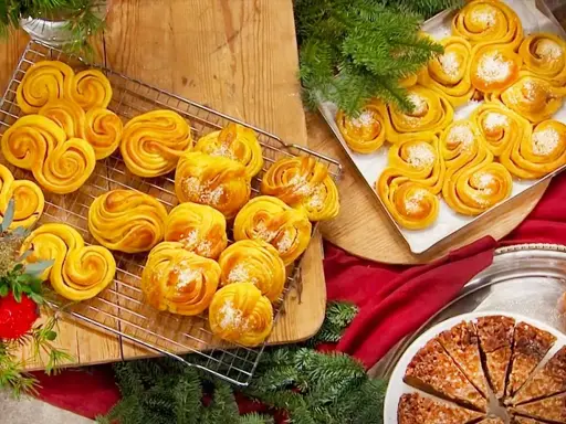 Fredriks fika: gyllene saffransbullar med vit choklad, perfekt för julmyset.