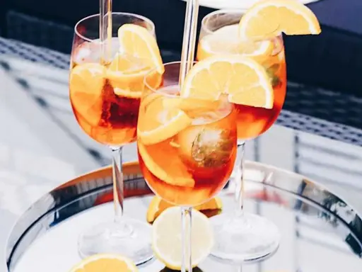 Tre Aperol Spritz med apelsin och citron, perfekta med bubbelvatten. Vilket sodavatten till Aperol Spritz?