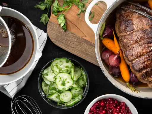 En saftig stek med rotfrukter, pressgurka och rårörda lingon. Perfekt för klassiska fransyska recept.