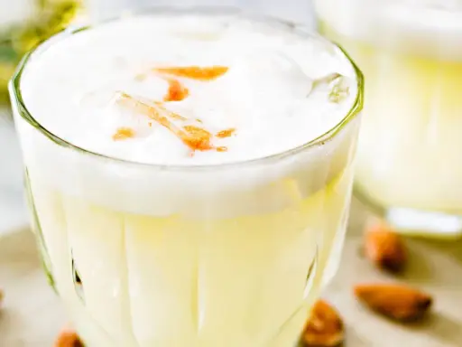 En krämig pisco sour med skummig topp och en hint av apelsin.