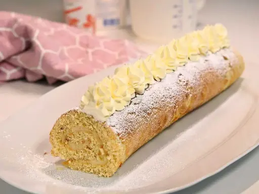 En härlig semmelrulltårta, perfekt för Fredriks fika. Pudrad med florsocker och toppad med grädde.