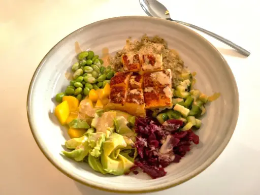 En färgstark bowl med lax, quinoa, edamamebönor, mango, avokado och rödbetor. Perfekt för nyttiga recept!