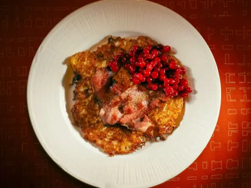 Raggmunk recept: Krispiga potatisplättar med stekt fläsk och rårörda lingon. En klassisk svensk rätt som smakar ljuvligt.