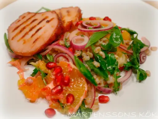 Grillad fläskfilé med en fräsch sallad av apelsin, rödlök, granatäpple och bulgur. Ett härligt sallad recept!