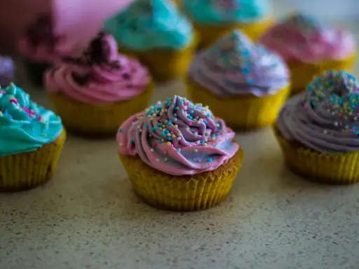 Färgglada cupcakes med fluffig frosting, perfekta för ett festligt frosting recept.