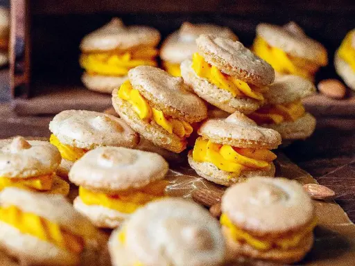 Fredriks fika: små, ljusa marängkakor fyllda med krämig, gul fyllning. En perfekt liten godsak.
