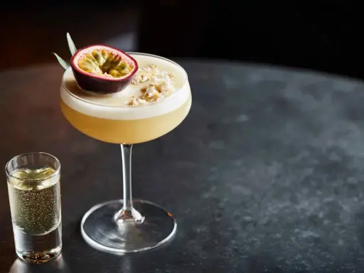 En Pornstar Martini med passionsfrukt och en shot bubbel.