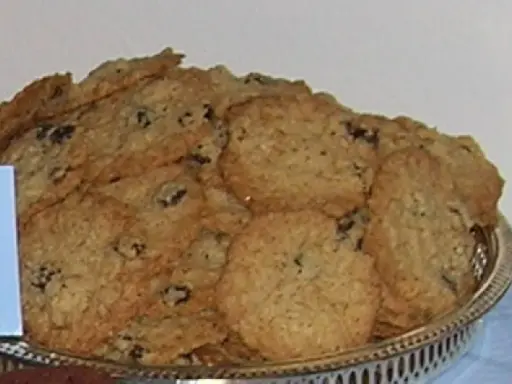En hög med hembakade havrekakor med russin på ett silverfat. Perfekt för fikat!