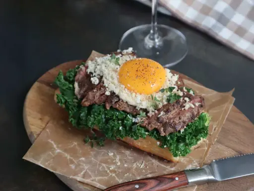 En lyxig toast med biff, grönkål, ost och ett perfekt stekt ägg. Ett fantastiskt bookmaker toast recept!