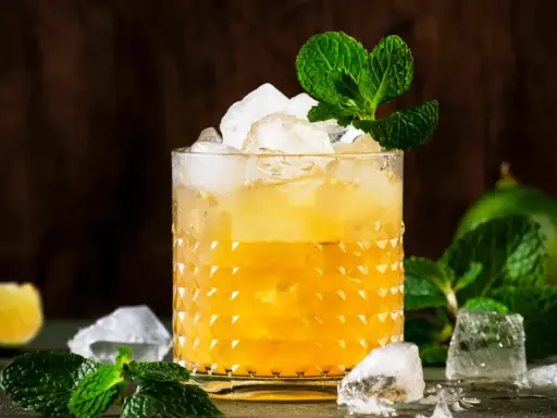 Enkla drinkar med rom, is och mynta. En uppfriskande drink med lime i bakgrunden.