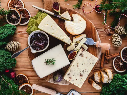 En härlig ostbricka med olika ostar, kex, fikon och marmelad. Perfekt vin till ostbricka för en mysig stund.