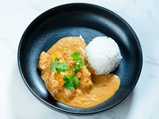 Krämig butter chicken med ris och färsk koriander. En klassiker som alltid smakar gott.