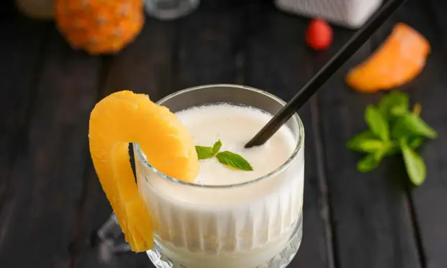 En krämig pina colada med ananasskiva och mynta. Perfekt för ett soligt pina colada recept.