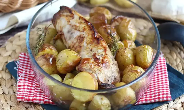En saftig ytterfile i ugn, omgiven av gyllene, ugnsbakade potatisar och rosmarin. En klassisk och läcker rätt.