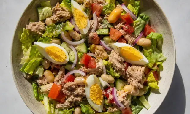 En härlig tonfisk sallad med ägg, bönor, tomat och gurka. Perfekt för en lätt lunch.
