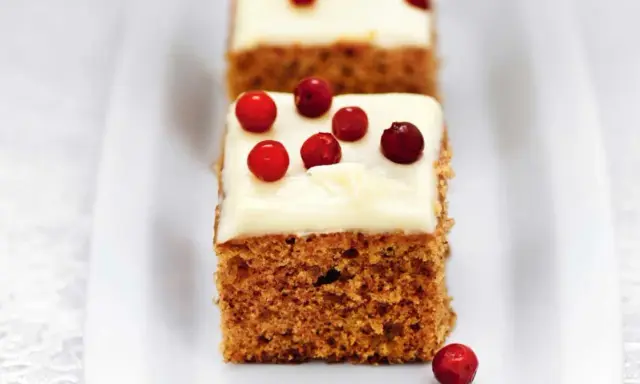 Mjuk pepparkaka med frosting och lingon. En härlig julkaka som smälter i munnen.