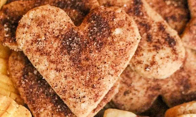 Hjärtformade kanelkakor med socker och kanel, perfekta för en mysig fika. Fredriks fika med dessa läckerheter.