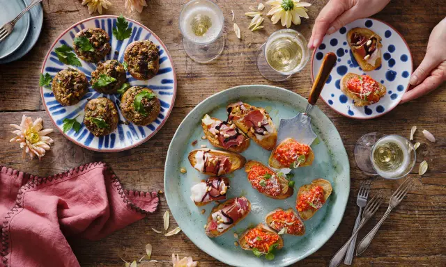 En härlig dukning med olika tapas recept. Bruschetta med tomat, prosciutto och nötter, samt fyllda champinjoner. Perfekt för en festlig stund.