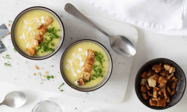 Krämig soppa med krutonger och persilja, perfekt för ett snabbt soppa recept.