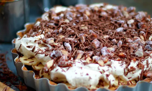 En härlig banoffee paj med fluffig grädde, banan och chokladströssel. Perfekt för fikat!