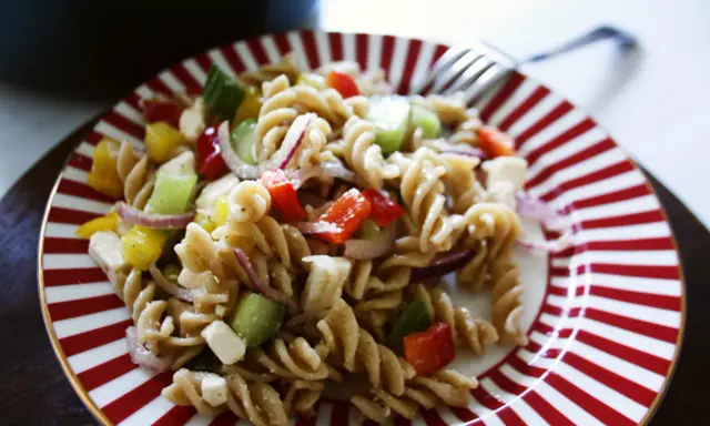 En härlig pasta sallad med rotfrukter, fetaost och en lätt dressing. Perfekt för en snabb lunch eller middag.