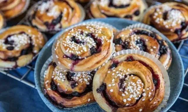 Fredriks fika: saftiga kanelbullar med blåbär, perfekta för en mysig stund.