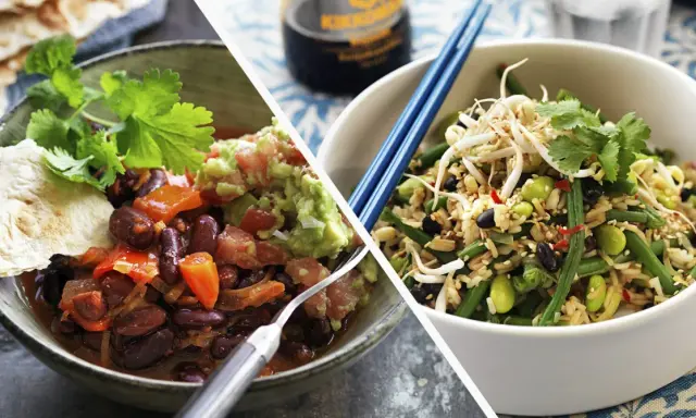Två skålar med billig mat: en med bönchili och guacamole, den andra med ris och grönsaker.