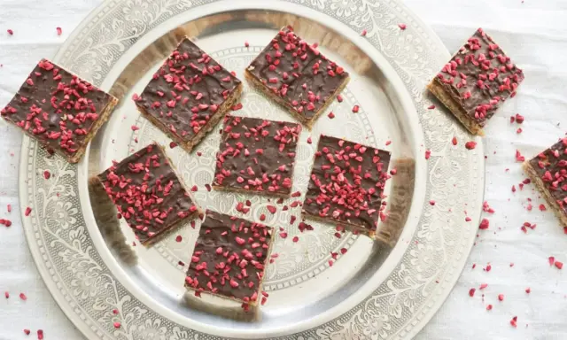 Havrerutor med choklad och torkade hallon på ett vackert silverfat. En perfekt fika!