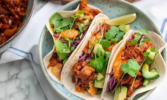 Tre läckra tacos med kryddig fyllning, avokado, koriander och rödkål. Ett perfekt tacos recept för en festmåltid!
