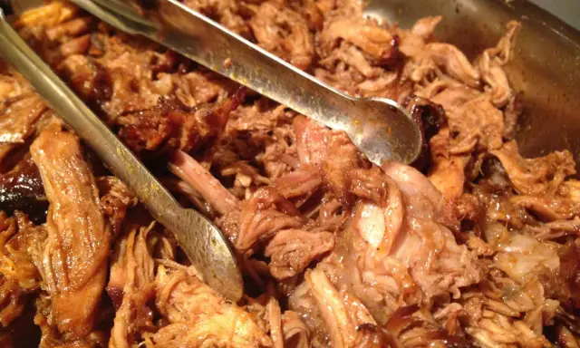 En stor skål med saftig pulled pork, perfekt för Fredriks fika. Tång ligger redo att servera.