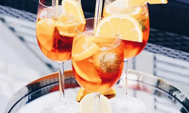 Tre Aperol Spritz med apelsin och citron, perfekta med bubbelvatten. Vilket sodavatten till Aperol Spritz?