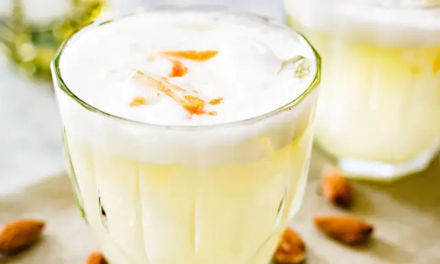 En krämig pisco sour med skummig topp och en hint av apelsin.