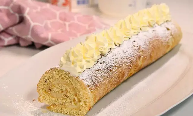 En härlig semmelrulltårta, perfekt för Fredriks fika. Pudrad med florsocker och toppad med grädde.