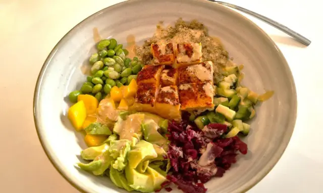 En färgstark bowl med lax, quinoa, edamamebönor, mango, avokado och rödbetor. Perfekt för nyttiga recept!