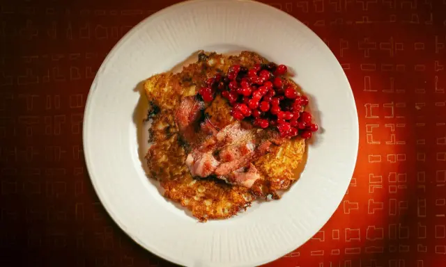 Raggmunk recept: Krispiga potatisplättar med stekt fläsk och rårörda lingon. En klassisk svensk rätt som smakar ljuvligt.