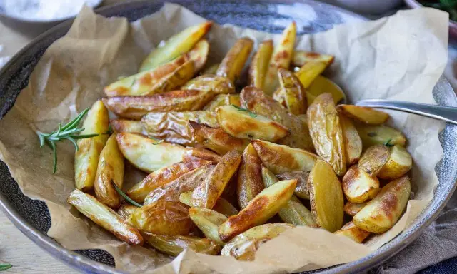 Krispiga klyftpotatis i airfryer, perfekt tillbehör med rosmarin.