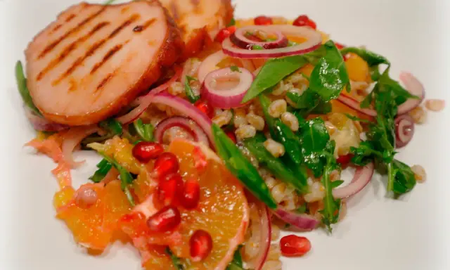 Grillad fläskfilé med en fräsch sallad av apelsin, rödlök, granatäpple och bulgur. Ett härligt sallad recept!